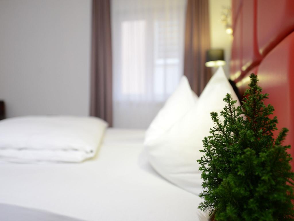 Land-Gut Hotel Zum Loewen Garni Marktheidenfeld Rom bilde